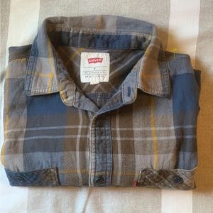 Comfy Levi’s flannel Men’s shirt